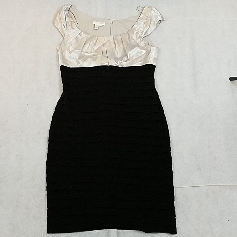 London Times platinum silver and black ribbed dres